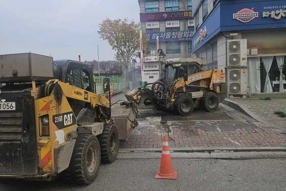 아스콘 포장 현장에 들어온 장비