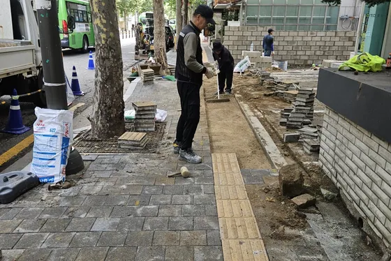 점자블럭을 깔고 있는 인도