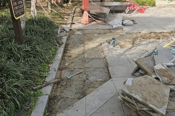깨진 석재를 걷어낸 자리