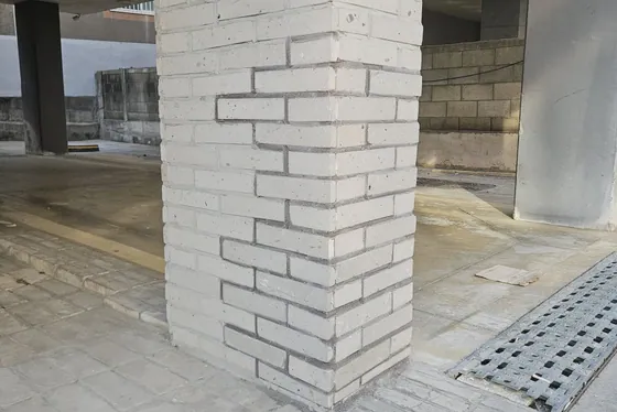 복원이 끝난 파벽돌 기둥
